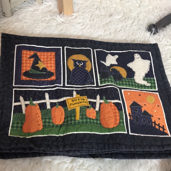 4 Halloween table place mats and 2 counter cloths - Picture 2 of 3